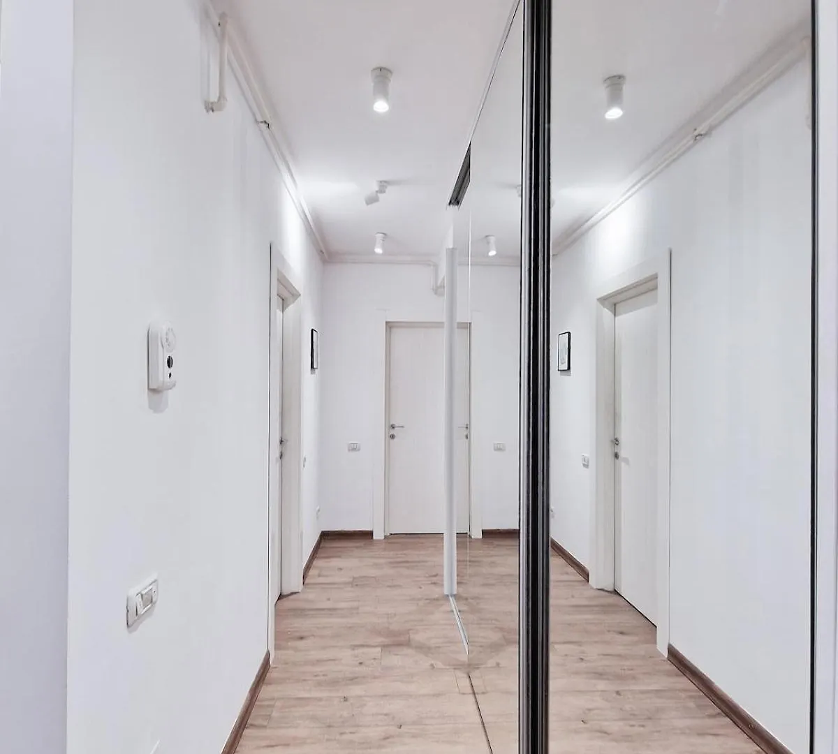 Central Apartment With Home Cinema & Work Space Bükreş